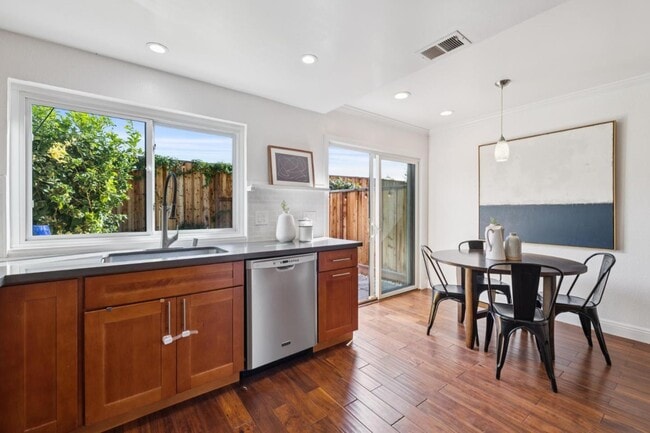 Building Photo - 646 S Ahwanee Terrace