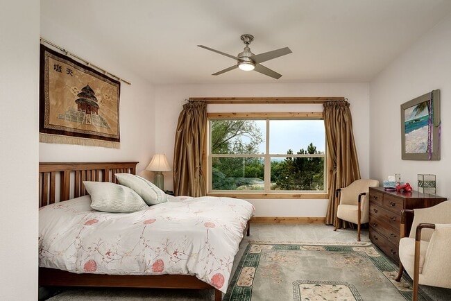 Building Photo - Large 4 bedroom home with Garage - ALL UTI...