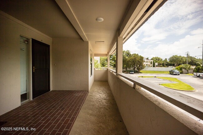 Building Photo - 1307 River Hills Cir E