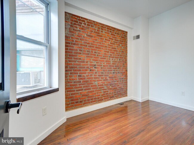 Building Photo - 2316 E Cambria St