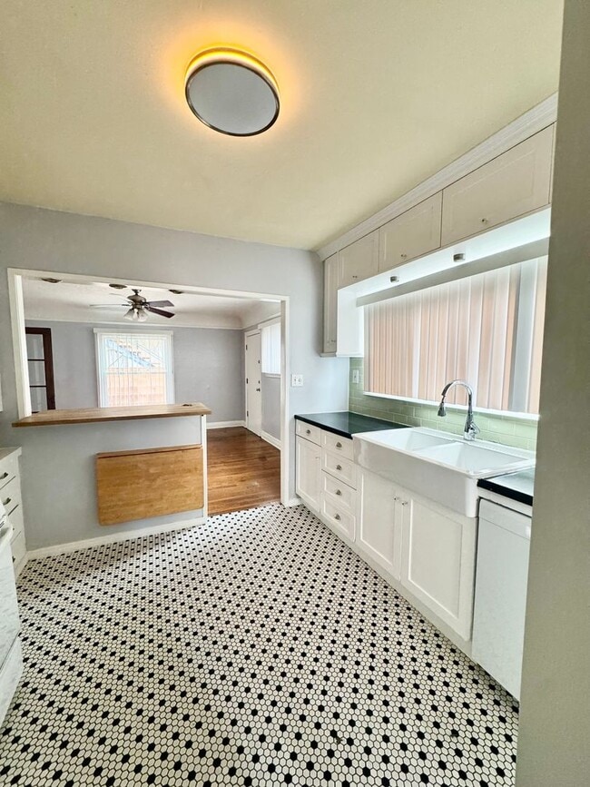 Building Photo - MUST SEE!!