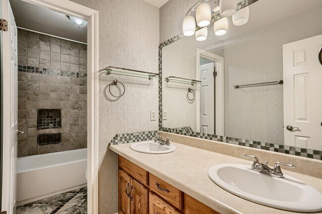 Building Photo - 9256 Scenic Bluff Dr