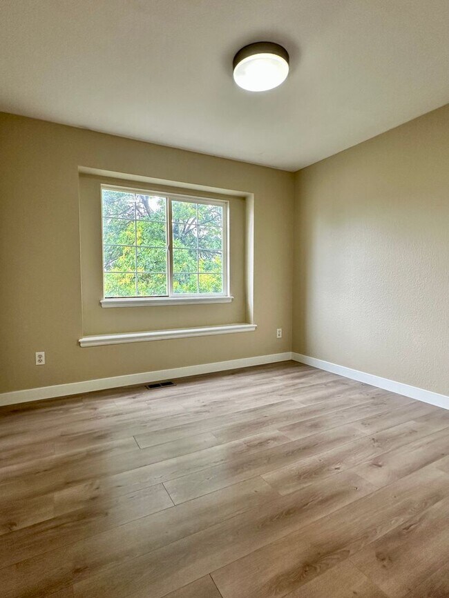 Building Photo - Updated 5-Bedroom Windsor Home - Available...