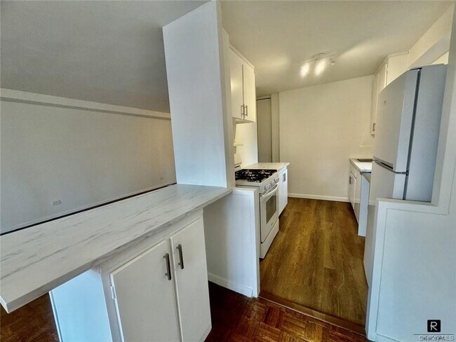 Building Photo - 525 E 82nd St