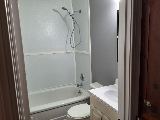 Building Photo - Comfy 3 Bed, 1 Bath
