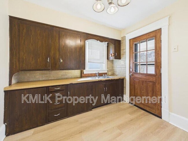 Building Photo - 446 7th St