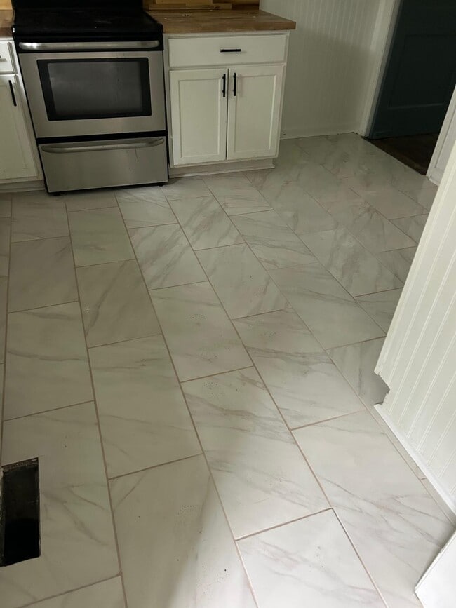 Updated Luxury Tile - 3474 Lockwood Cir