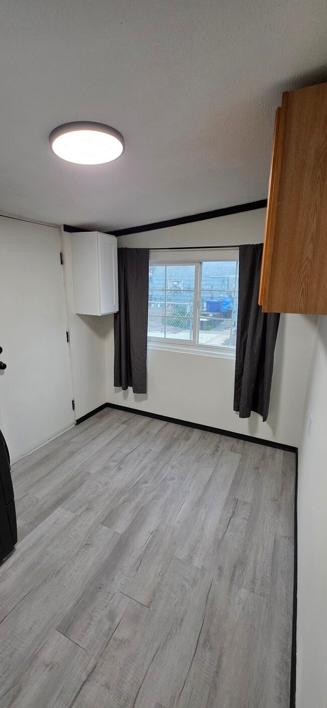 Building Photo - 221 Elm St