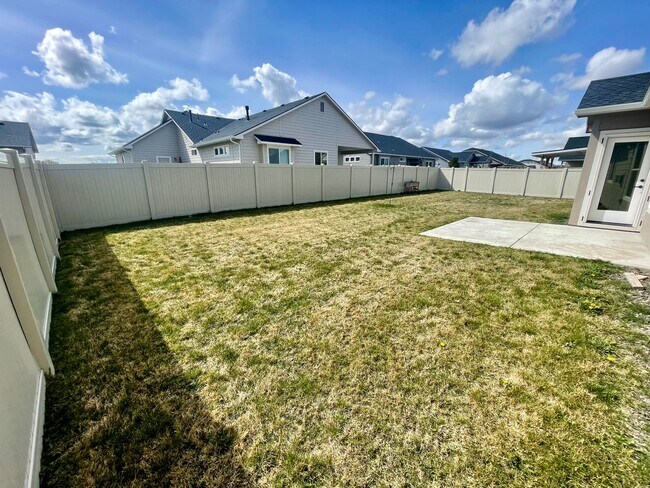 Building Photo - Newer Construction with High End Finishes _ Large 3 Car Garage!!