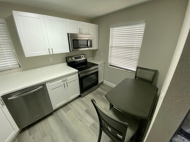 Building Photo - 11 N Lakeside Dr