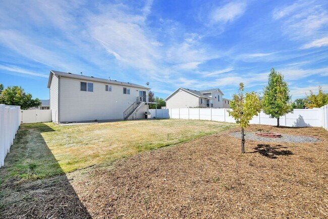 Building Photo - Beautifully Updated 4-Bedroom Home in Syracuse!