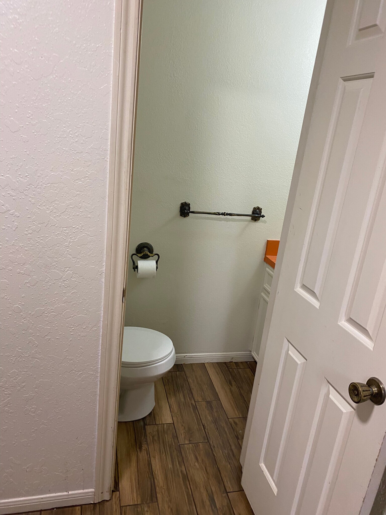 1/2 Bath - 827 Cliffside Dr