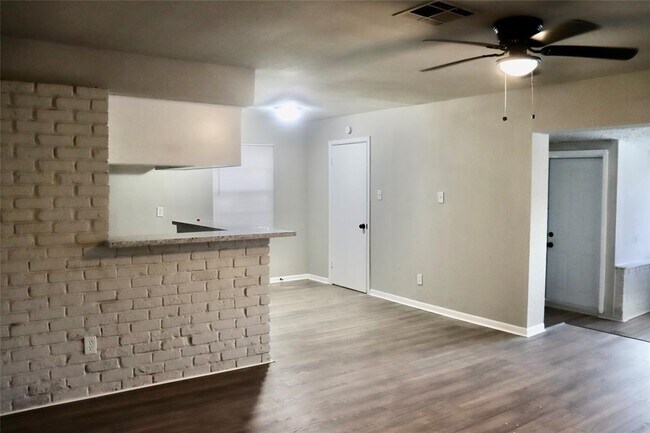 Building Photo - 6122 Heatherbrook Dr
