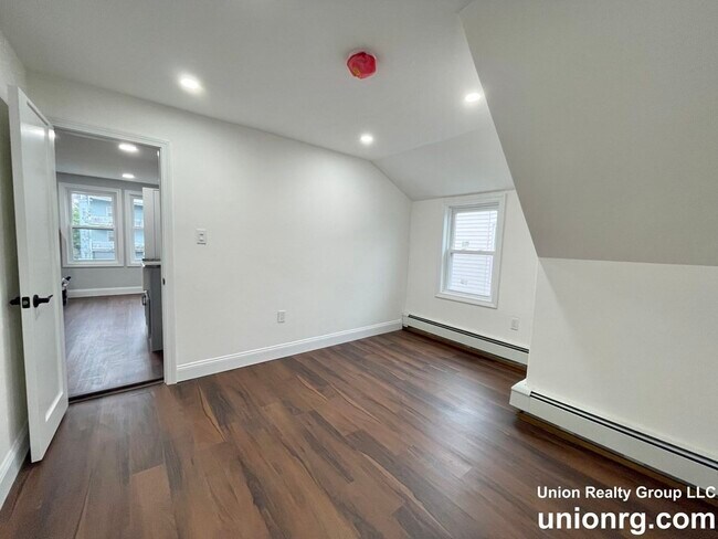 Building Photo - 86 Homes Ave