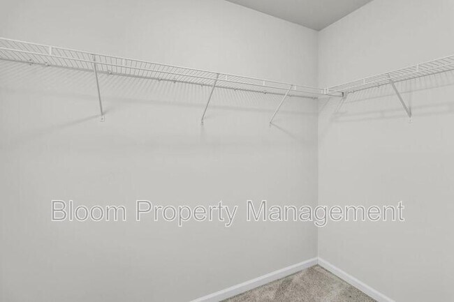 Building Photo - 450 Carrara Dr