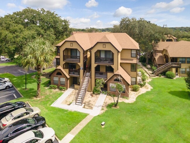 Building Photo - 1/1 Corner Unit in GATED ~ LAKEFRONT community in Altamonte Springs!