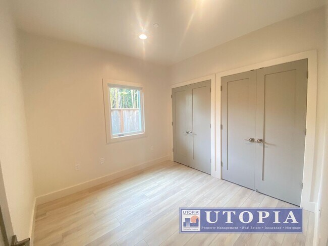 Building Photo - 3Bd/2Ba Townhouse Style Home with Office/Den and Garage- Centrally Located, Easy Commute