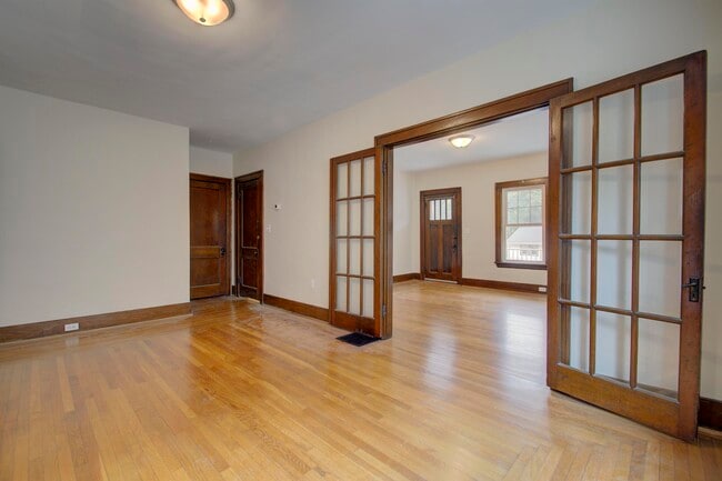 Building Photo - 1026 Altavia Ave