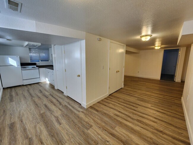 Building Photo - 2571 E 3300 S
