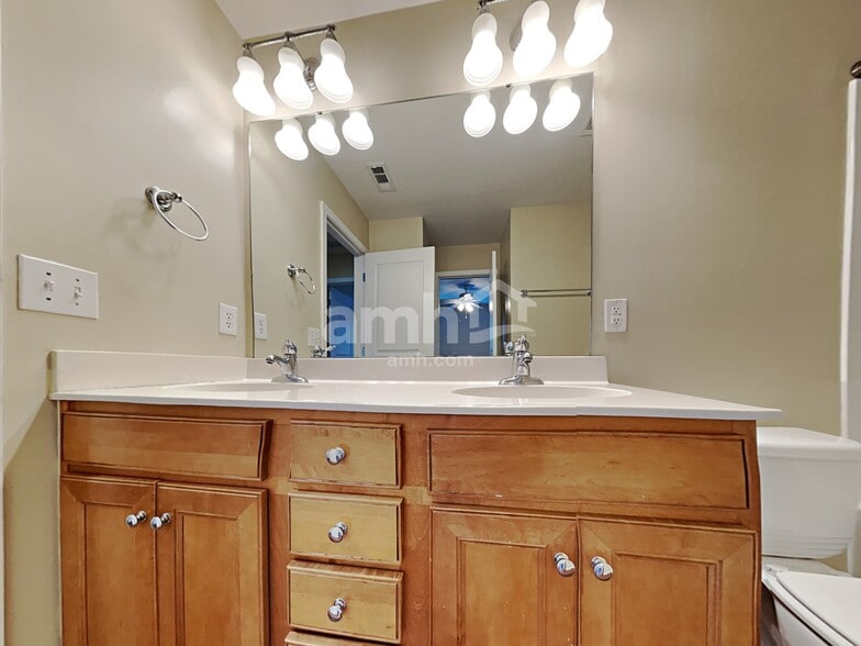 Building Photo - 10811 River Oaks Dr NW