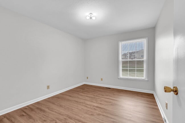 Building Photo - This charming rental in a convenient Clarksville location!