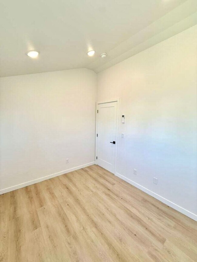 Building Photo - Arbor Heights 2-Bedroom Home in a Prime Location