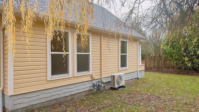 Building Photo - Available early Jan! Newly updated 4 bdrm/...