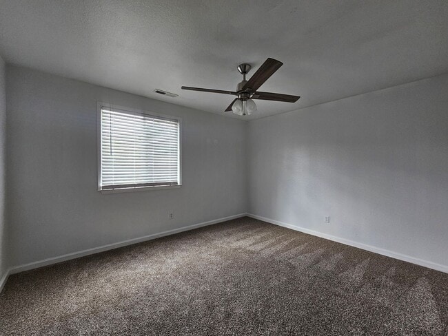 Building Photo - Stylist Updated 3 Bedroom in Dayton