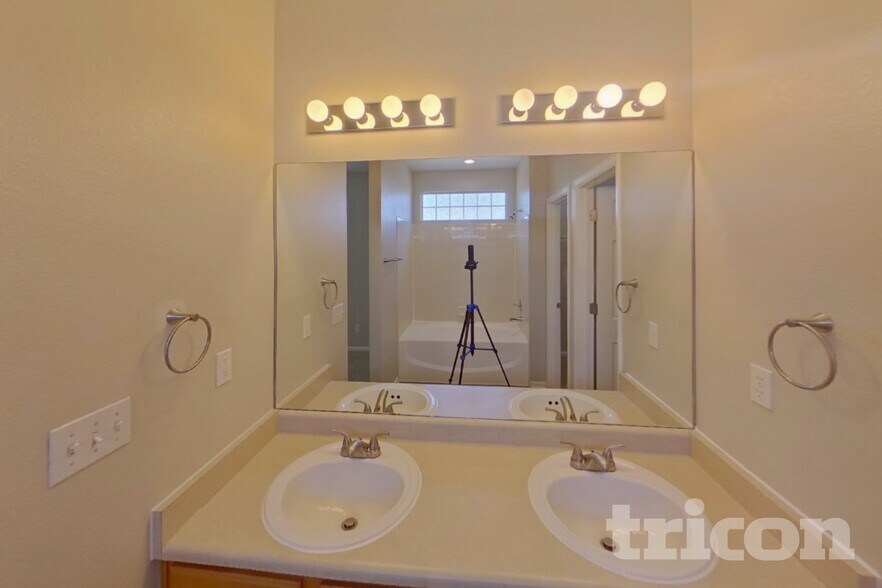 Building Photo - 565 Winebrook Way