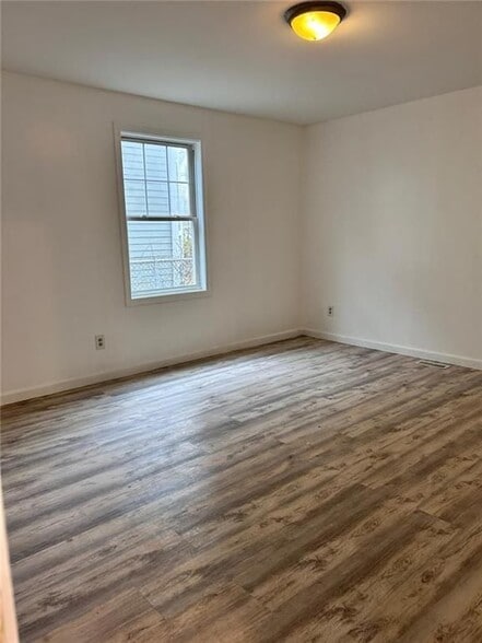 Building Photo - 16 Diamond St