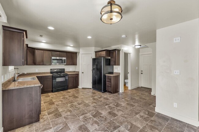 Building Photo - 4 Bedroom 3 Bathroom Home in Springville!