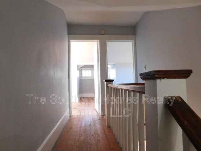 Building Photo - 816 9th St