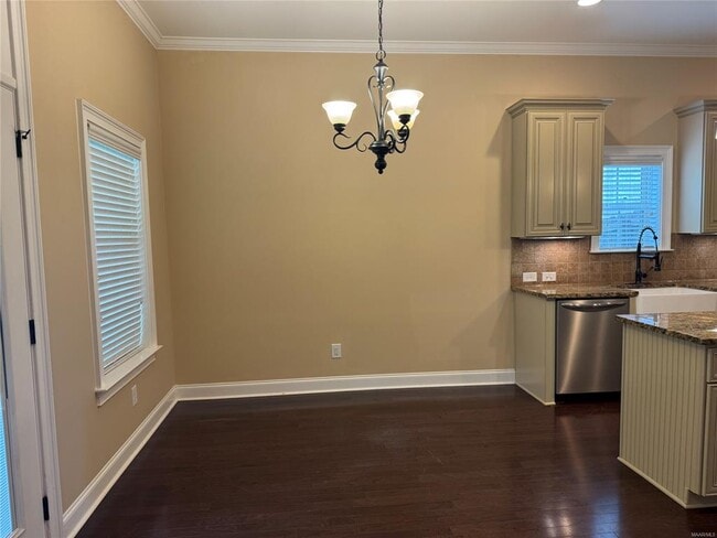 Building Photo - 436 Sydney Dr N