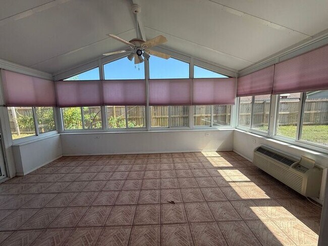 Building Photo - Gulf Breeze - Mandavilla - 3 bedroom, 2 bathroom