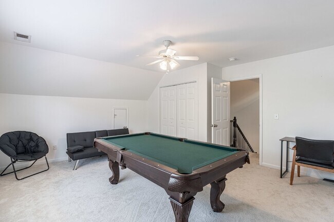 Building Photo - Gorgeous 4 Bedroom Home with Spacious Layo...