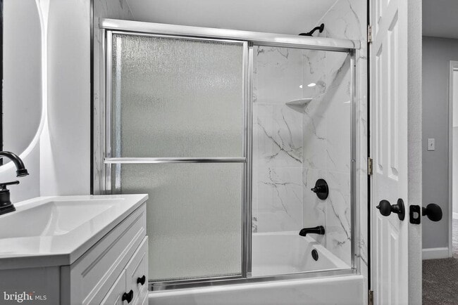 Building Photo - 2403 Kingsway Rd