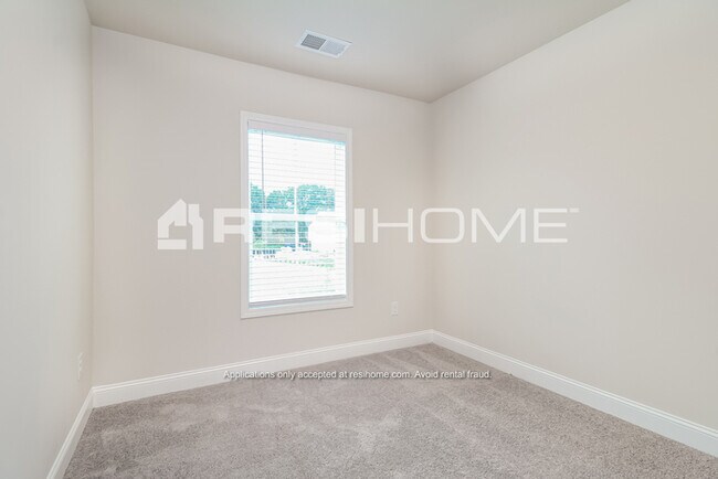 Building Photo - 1300 Simmons Rdg Ln