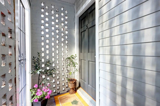 Building Photo - 306 E Victory Dr