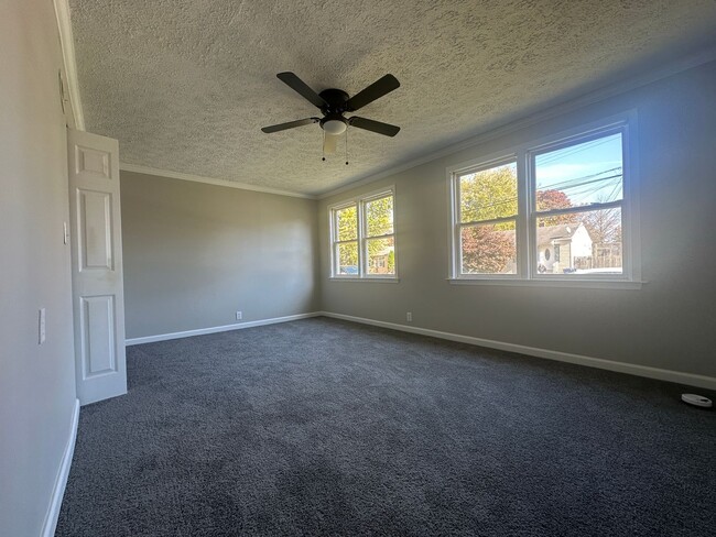 Building Photo - Three-Bedroom House In Aberdeen