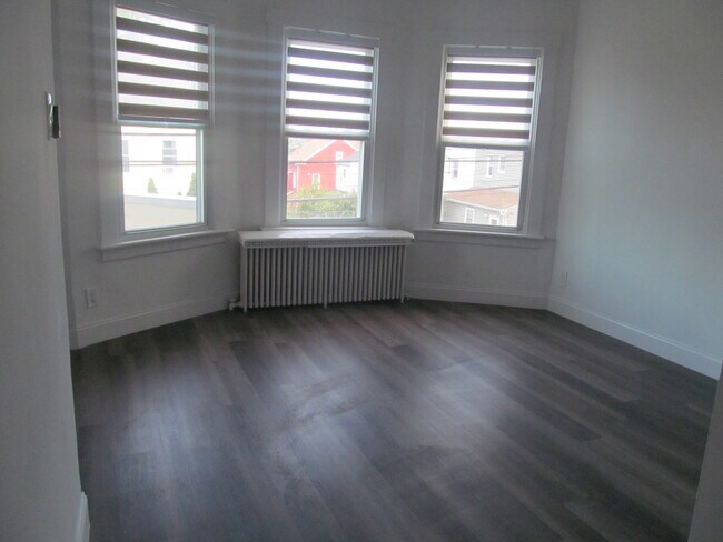Livingroom-pic 1 - 307 N 7th St