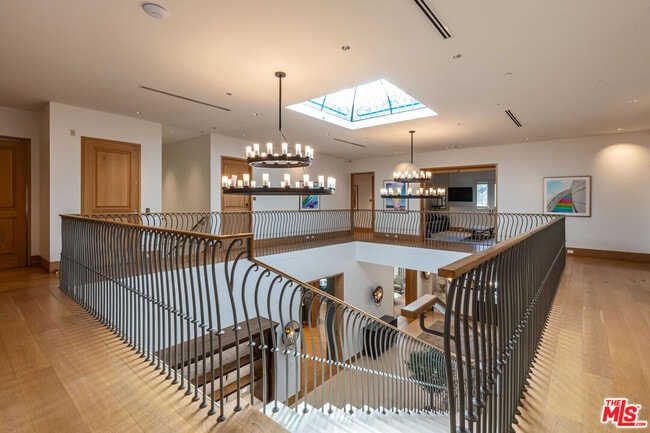 Building Photo - 618 N Beverly Dr