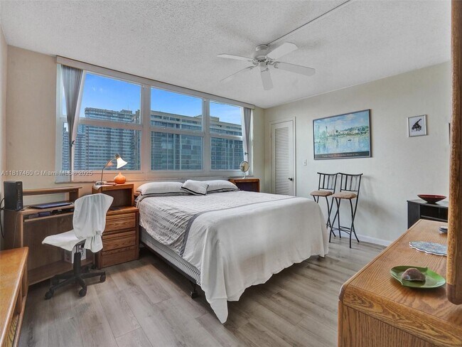 Building Photo - 3113 S Ocean Dr