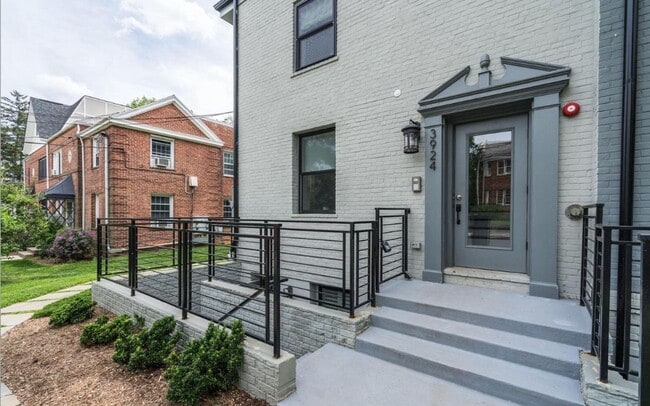 Building Photo - Glover Park Beauty with Parking