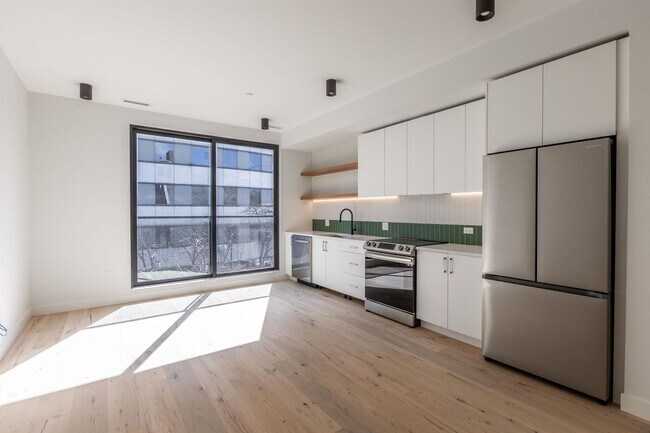 Building Photo - 1700 Oak Ave