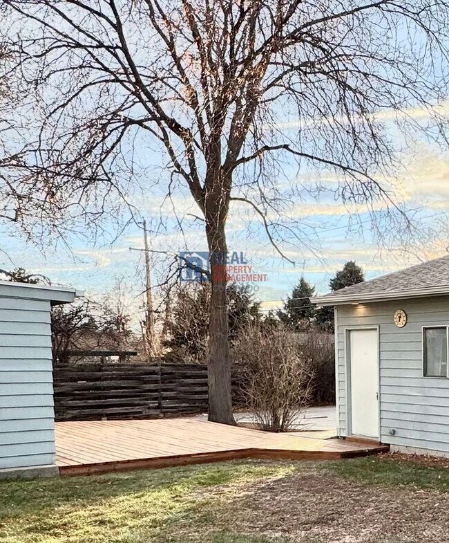 Building Photo - 865 Balsam St