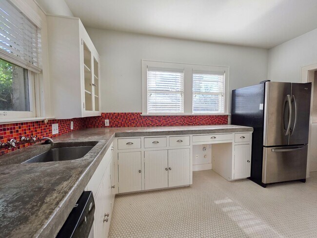 Building Photo - 3901 Red River St