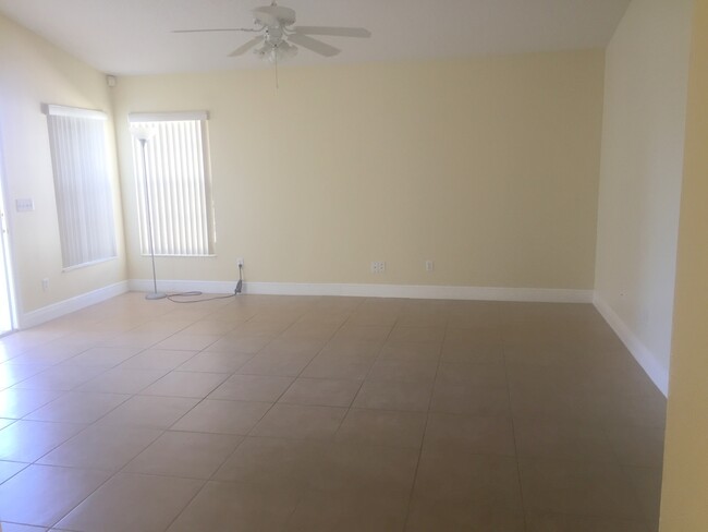 Building Photo - Quaint 3/2 Home Near Waterford Lakes