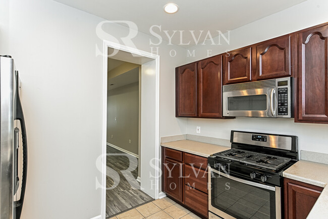 Building Photo - Charming & Modern 3 BR, 2 BA Townhome