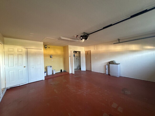 Building Photo - Beautiful Pool Home In Great Location!