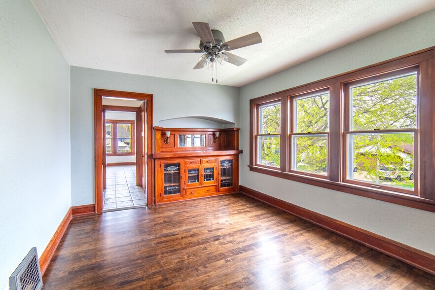 Flex room/dining room - 5804 W Walker St